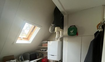 Particulier vakantiehuis op de Veluwe; onze wasruimte is uitgerust met een moderne wasmachine en droger.