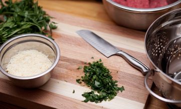 Koken en bakken in de buitenkeuken van het Veluws vakantiehuisje